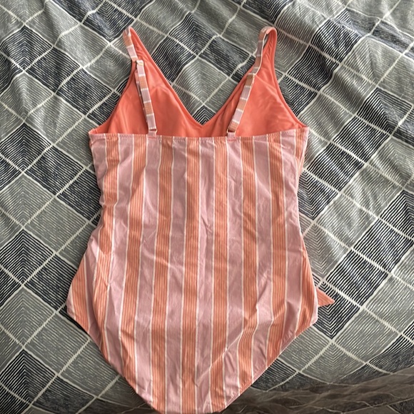 Vineyard Vines one piece swimsuit - Picture 2 of 5